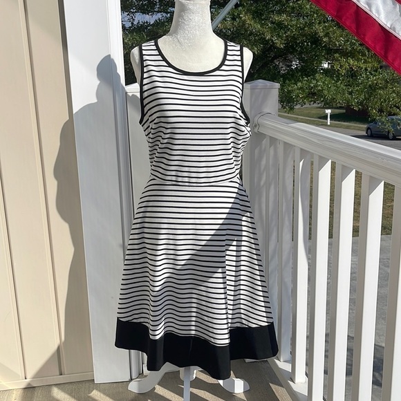 Nicole Miller Dress ~Size Medium - Picture 1 of 3